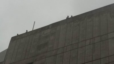 বসুন্ধরার ছাদে আটকা পড়া কয়েকজন