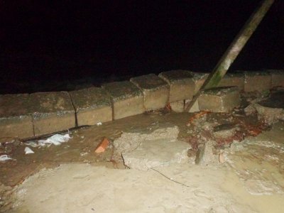 চাঁদপুরে জলোচ্ছ্বাস, শহর রক্ষা বাঁধে ধস
