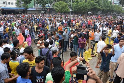 উৎসুক জনতার ভিড়
