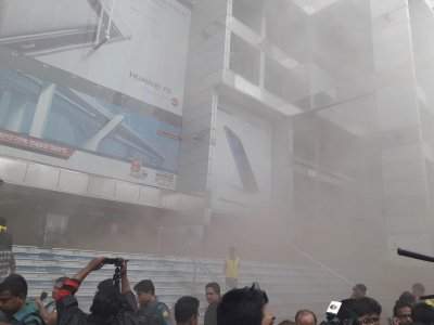 ধোঁয়ায় আচ্ছন্ন বসুন্ধরা সিটি