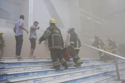 ভবনে ঢুকছেন ফায়ার ব্রিগেডের কর্মীরা