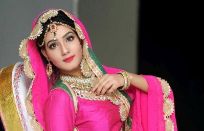 নাচের দৃশ্যে মাহি