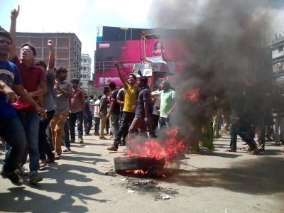 হলের দাবিতে আন্দোলনরত জগন্নাথ বিশ্ববিদ্যালয়ের শিক্ষার্থীরা