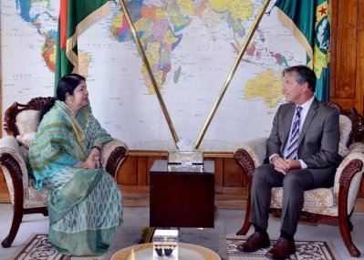  স্পিকার ড. শিরীন শারমিন চৌধুরী ও কানাডিয়ান হাইকমিশনার বেনয়েট পিয়েরে ল্যারামি 