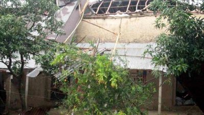 নওগাঁয় ঝড়ে শতাধিক ঘরবাড়ি বিধ্বস্ত, নিহত ১