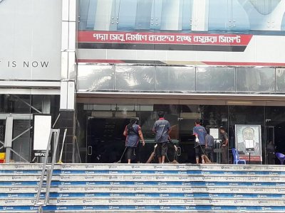 বসুন্ধরা সিটিতে পানি নিষ্কাশন চলছে