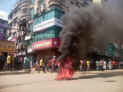 হলের দাবিতে আন্দোলনরত জগন্নাথ বিশ্ববিদ্যালয়ের শিক্ষার্থীরা