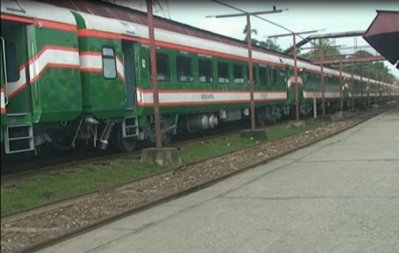 লাল-সবুজ বগিতে চিত্রা এক্সপ্রেস