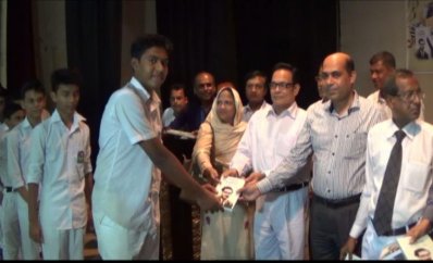 কিশোরগঞ্জে শিক্ষার্থীদের মধ্যে `অসমাপ্ত আত্মজীবনী` বিতরণ