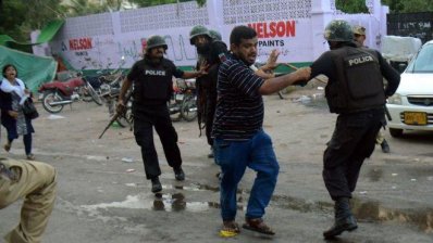 পুলিশ ও বিক্ষোভকারীদের মধ্যে সংঘর্ষ