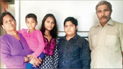 মায়ের কোলে ৯ম শ্রেণির ছাত্রী অনন্যা