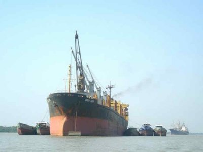 সিমেন্ট তৈরির ৪৭২ টন কাঁচামালসহ মংলায় জাহাজ ডুবি