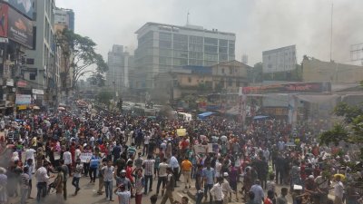 পল্টনে অবস্থান নেয় আন্দোলনকারী শিক্ষার্থীরা