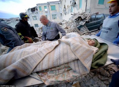 আমাত্রিস শহরের ধ্বংসস্তূপ থেকে একজন আহতকে বের করে আনা হচ্ছে