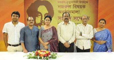 সংবাদ সম্মেলনে চার নির্মাতার সঙ্গে ফেরদৌস আরা ও অনন্যা রুমা।