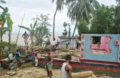ভয়াবহ ভাঙনে পদ্মাগর্ভে বিলীন হয়ে যাচ্ছে শরীয়তপুরের জাজিরা উপজেলার কুণ্ডেরচর ইউনিয়নের চোকদারকান্দি, কলমীরচর, খেঁজুরতলা, খালাসীকান্দি, পেদাকান্দিসহ অনেক গ্রাম
