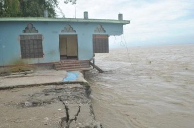 ভয়াবহ ভাঙনে পদ্মাগর্ভে বিলীন হয়ে যাচ্ছে শরীয়তপুরের জাজিরা উপজেলার কুণ্ডেরচর ইউনিয়নের চোকদারকান্দি, কলমীরচর, খেঁজুরতলা, খালাসীকান্দি, পেদাকান্দিসহ অনেক গ্রাম