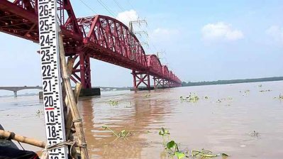 ফারাক্কা বাঁধ খুলে দেওয়ায় কুষ্টিয়ায় এক লাখ মানুষ পানিবন্দি