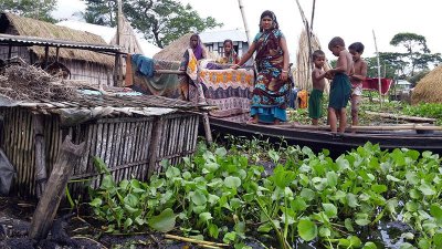 কোটালীপাড়ায় পানিবন্দি মানুষজন 