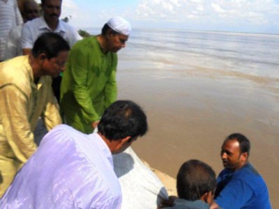 বালির ব্যাগ তুলে কাজ উদ্বোধন করছেন রাজবাড়ী ১ আসনের সংসদ সদস্য কাজী কেরামত আলী