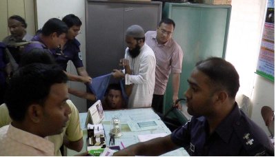 হাসপাতালের তত্ত্বাধায়ক ও পুলিশের সামনে অভিযোগকারীদের মারধর করেন চিকিৎসকরা