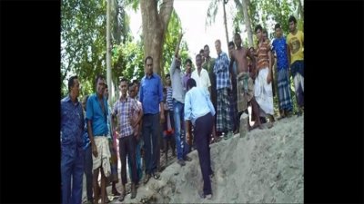 আঙুল তুলে সাংবাদিকদের শাসাচ্ছে স্থানীয় সন্ত্রাসী লাভলু