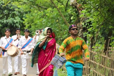&lsquo;বউ তুমি কার&rsquo; নাটকের দৃশ্য।