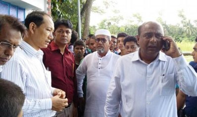 সাথীর স্কুলে স্থানীয় প্রশাসনের কর্মকর্তারা
