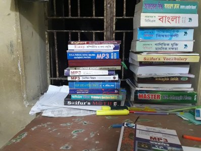রাকিবের পড়াশোনার টেবিলে চাকরিকেন্দ্রীক বইপত্র