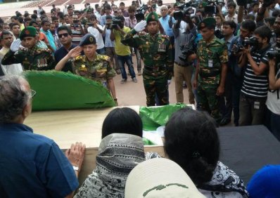 শহীদ বুদ্ধিজীবী কবরস্থানে অন্তিম শয়ানে কবি শহীদ কাদরী