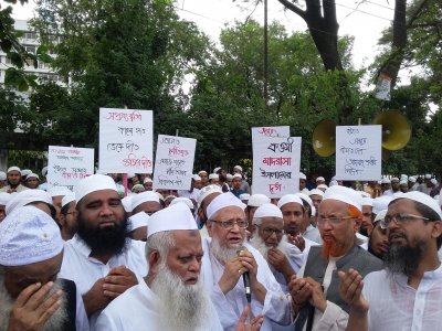 জঙ্গিবাদ ও সন্ত্রাসের বিরুদ্ধে কওমি মাদ্রাসা শিক্ষাবোর্ডের মানববন্ধন