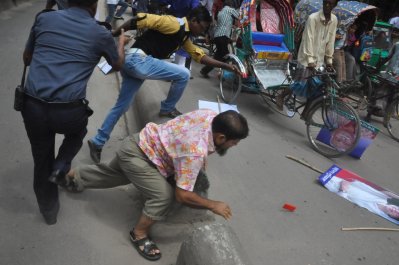 নারায়ণগঞ্জে বিএনপির প্রতিষ্ঠাবার্ষিকীতে পুলিশের লাঠিচার্জ