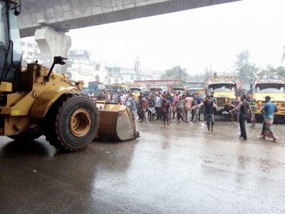 সায়েদাবাদে ট্রাক স্ট্যান্ড উচ্ছেদ অভিযান