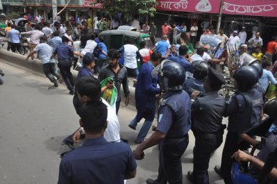 নারায়ণগঞ্জে বিএনপির প্রতিষ্ঠাবার্ষিকীতে পুলিশের লাঠিচার্জ