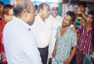 সাথীর বাবার সঙ্গে কথা বলছেন শিক্ষা সচিব