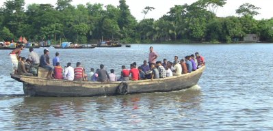 মজুচৌধুরীহাট -ভোলা নৌরুটে ট্রলারে চলাচল করছেন যাত্রীরা 2222