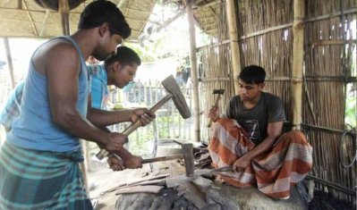 কোরবানির ঈদকে সামনে রেখে কুষ্টিয়ায় ব্যস্ত কামার সম্প্রদায়