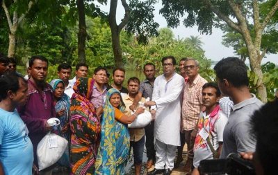 জলাবদ্ধ মানুষের কাছে ত্রাণ তুলে দিচ্ছেন সংসদ সদস্য কাজী নাবিল আহমেদ
