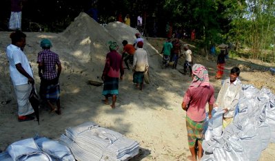 জিও ব্যাগে তোলা হচ্ছে চিকন বালি