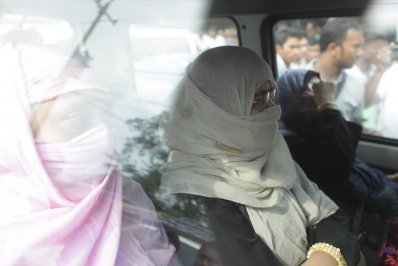 মীর কাসেমের সঙ্গে দেখা করে কাশিমপুর কারাগার থেকে বের হয়ে যাচ্ছেন স্বজনেরা