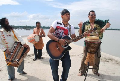 গেয়েছেন এস আই টুটুল।
