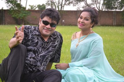 একটি বিশেষ গান গেয়েছেন রবি চৌধুরী ও দিনাত জাহান মুন্নী।