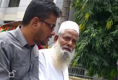 নিহত জঙ্গি মেজর জাহিদের বাবা নূরুল ইসলাম (ডানে) সঙ্গে এক আত্মীয়