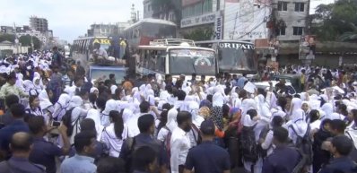টঙ্গীতে শিক্ষার্থীদের মহাসড়ক অবরোধ