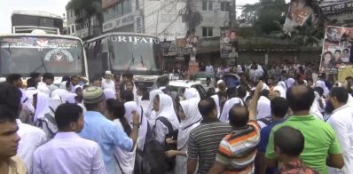 টঙ্গীতে শিক্ষার্থীদের মহাসড়ক অবরোধ