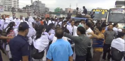 টঙ্গীতে শিক্ষার্থীদের মহাসড়ক অবরোধ