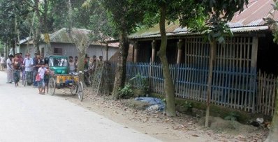 পুলিশের হাতে আটক ফুলেরা খাতুন, শাকিলা, সালমা ও সন্দেহভাজন নিখোঁজ জেএমবি নেতা ফরিদুলের বাড়ি
