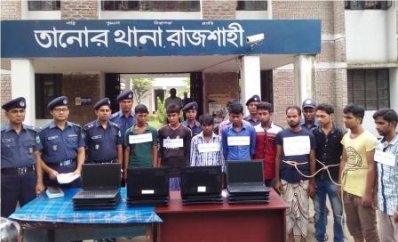 চুরি হওয়া ল্যাপটপসহ গ্রেফতারকৃত ১০ ছাত্র