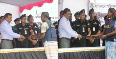স্বরাষ্ট্রমন্ত্রীর কাছে দুই বনদস্যু বাহিনী প্রধানের আত্মসমর্পণ