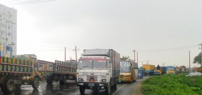 ঢাকা-টাঙ্গাইল মহাসড়কে যানবাহন চলছে ধীর গতিতে